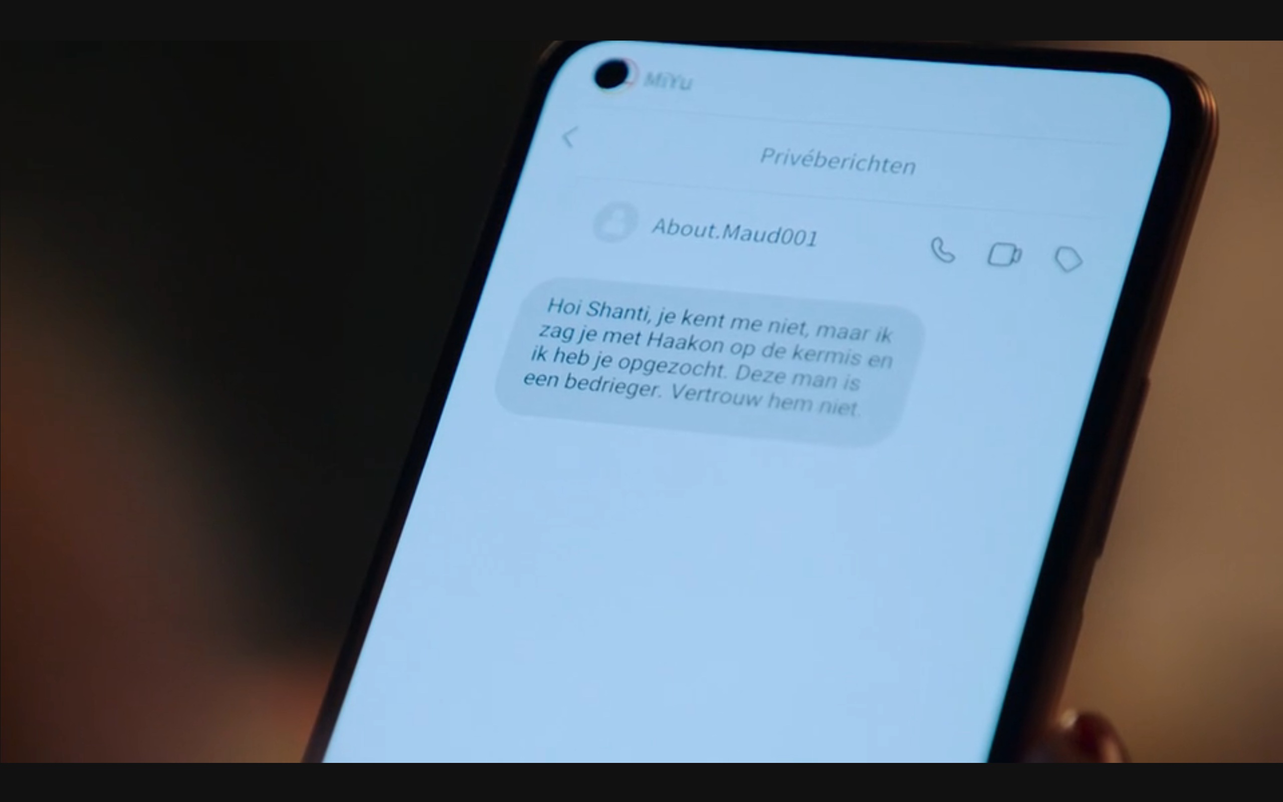 Ene Maud probeert Shanti te waarschuwen voor Haakon